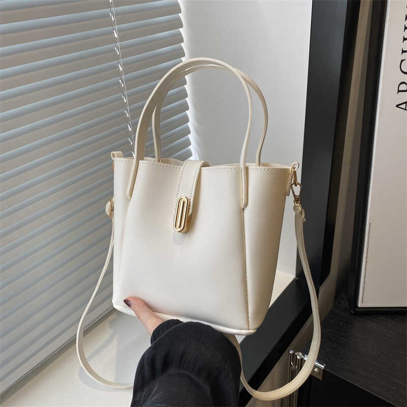 韩国小众手提菜篮包女2024新款时尚复古大容量水桶包高级感斜挎包