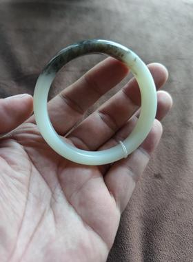 新疆羊脂白玉青花籽料中条手镯无裂无纹质地细腻圆润带水草