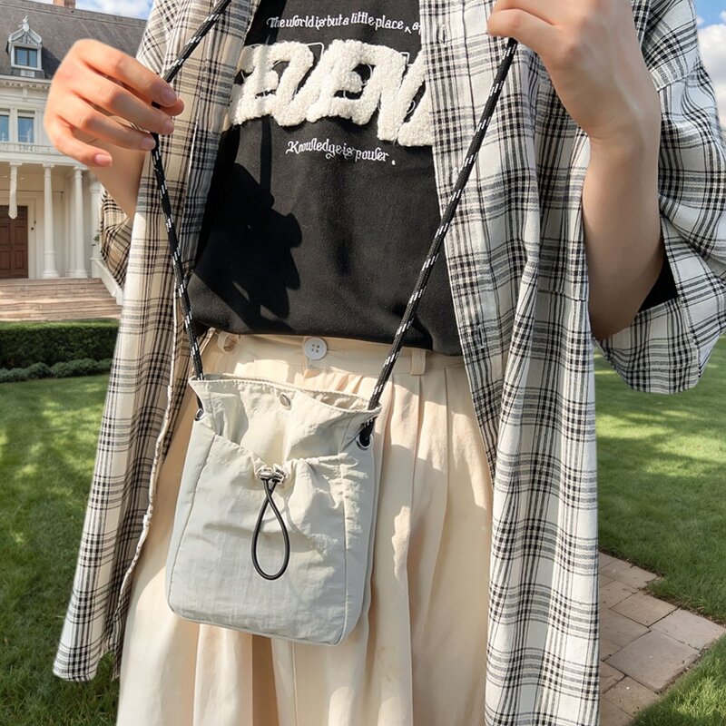 日韩尼龙轻薄斜挎小包女生休闲百搭极简随身零钱便携手机小包