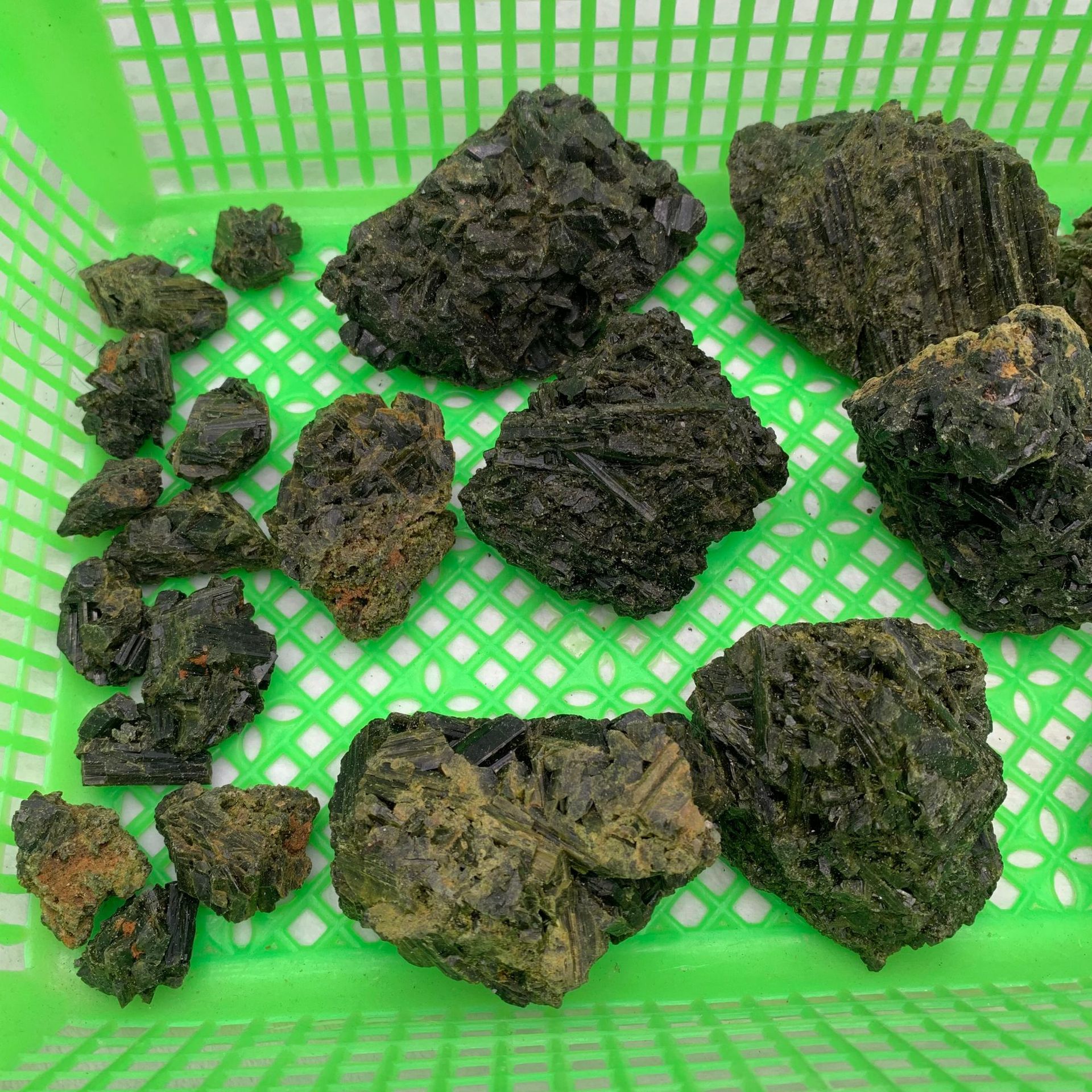 跨境热销 绿碧玺随形原石水晶石不规则裸石水晶装饰家居办公摆件