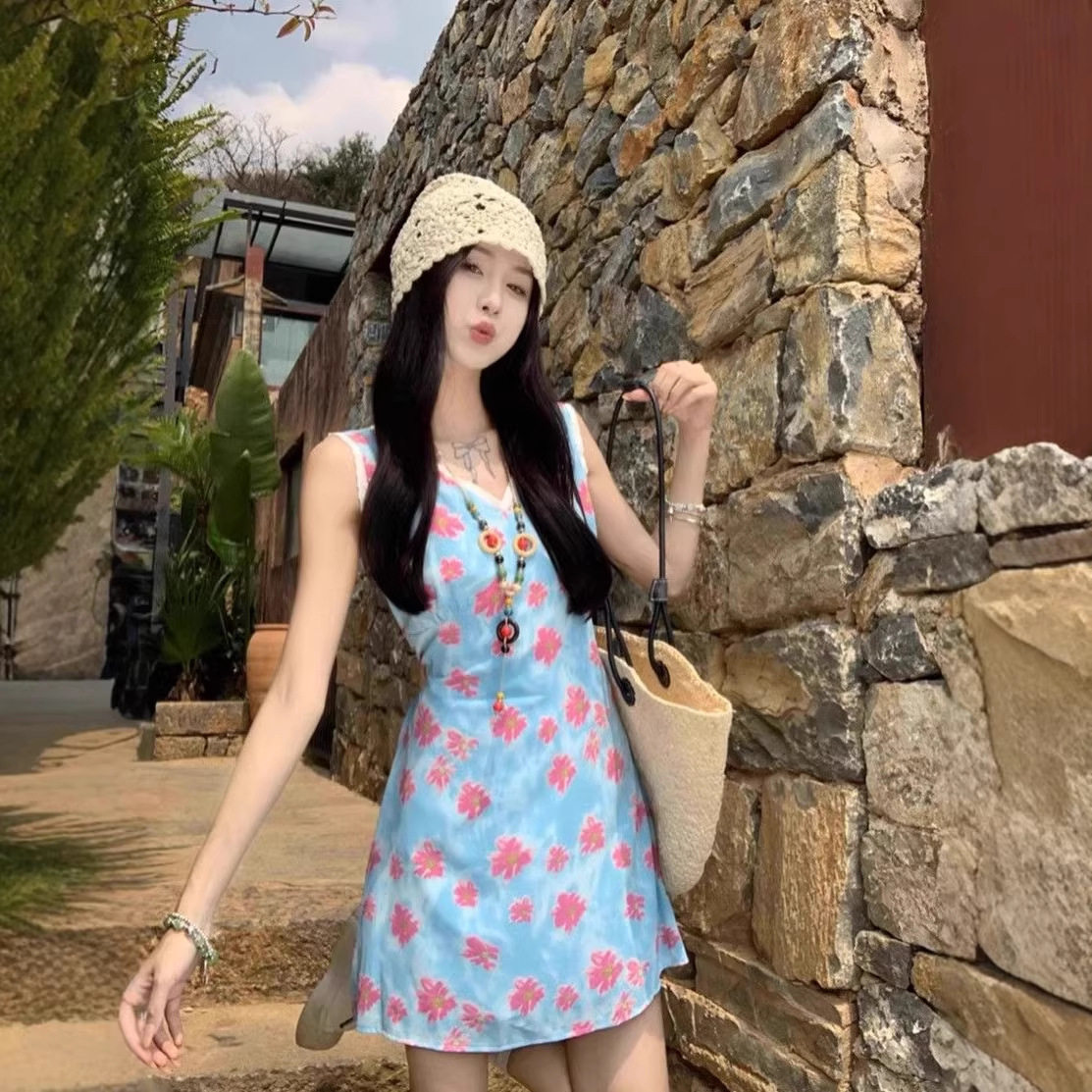 小清新蕾丝拼接碎花连衣裙女夏季2026新款气质纯欲修身显瘦背心裙