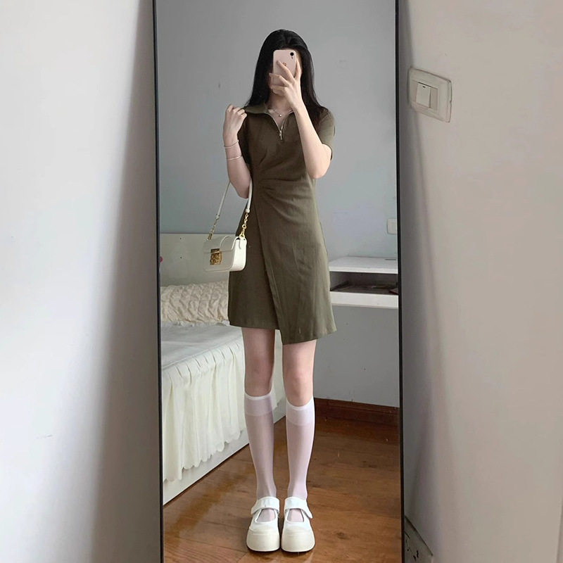 别致独特绿色polo领收腰连衣裙不规则a字短款女夏新款小个子