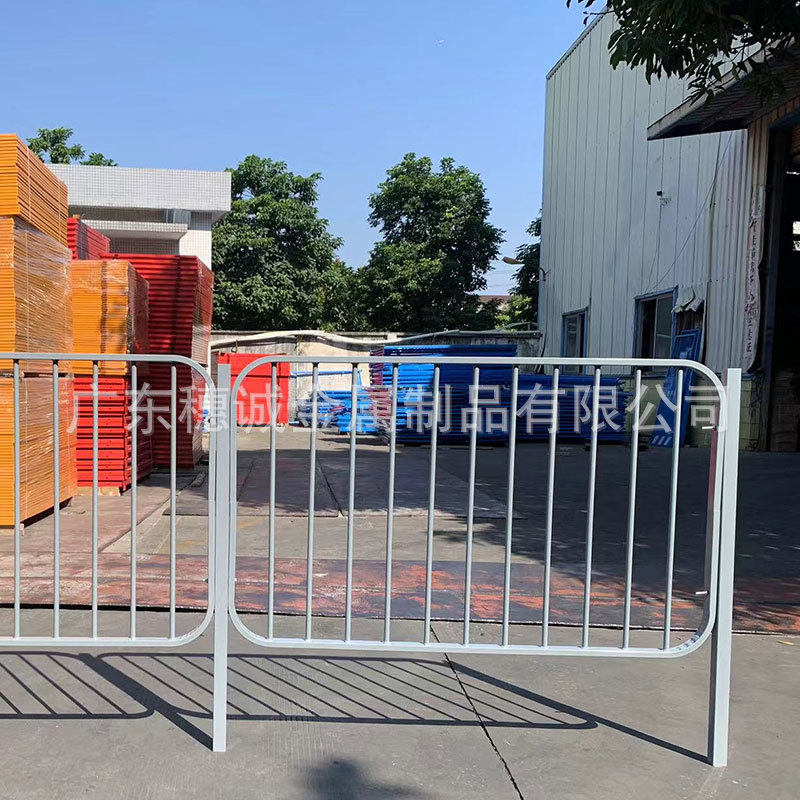 广东道路护栏公路中央防护隔离栏杆锌钢市政护栏人行道路防撞护栏
