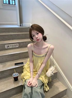 纯欲风黄色钉珠飘带吊带连衣裙女夏季设计感不规则荷叶边背心短裙