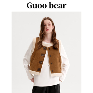 双面麂皮绒皮扣拼接时尚 新款 马甲女 2025冬季 GUOOBEAR古家小熊女装
