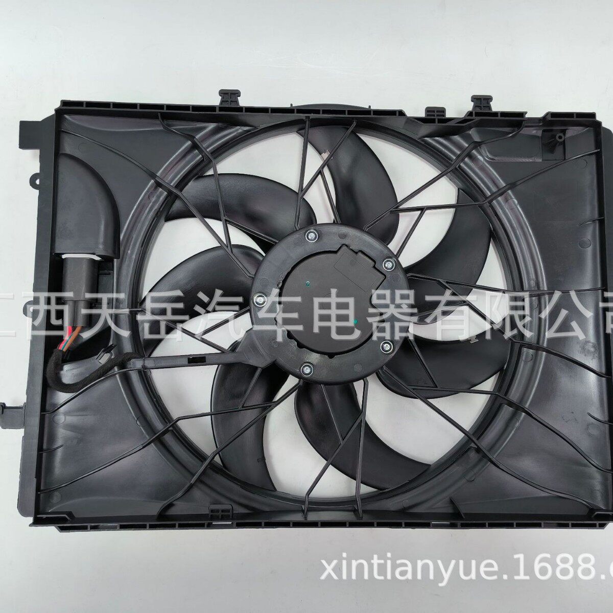 适用于汽车型号W204 汽车散热器风扇A2045000293 A2049066802
