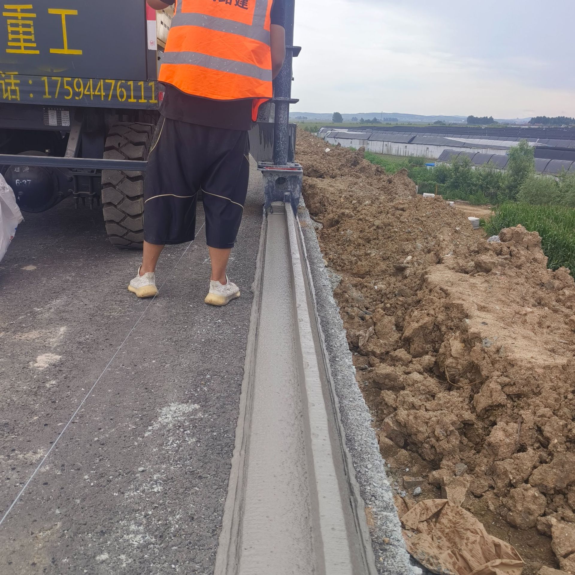 路缘石滑模机全自动路沿石路肩拦水带水渠水沟一次成型机滑膜机