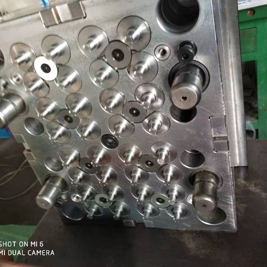提供铜螺母镶件塑料包胶成型加工吹风机塑料模具加工抛光皮纹