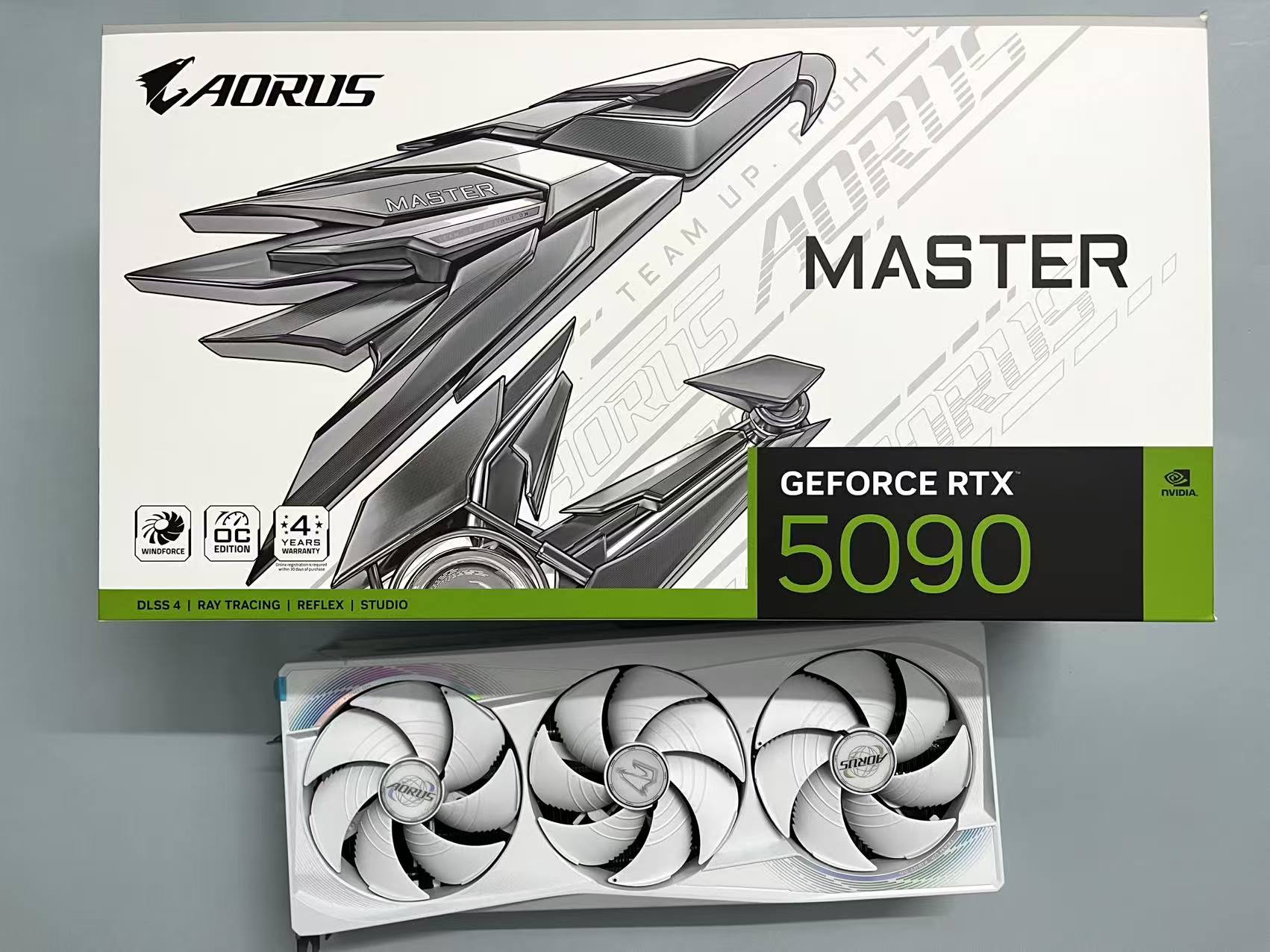 技嘉AORUS RTX5090 白色超级雕显卡散热器,DIY手办摆件、装饰品