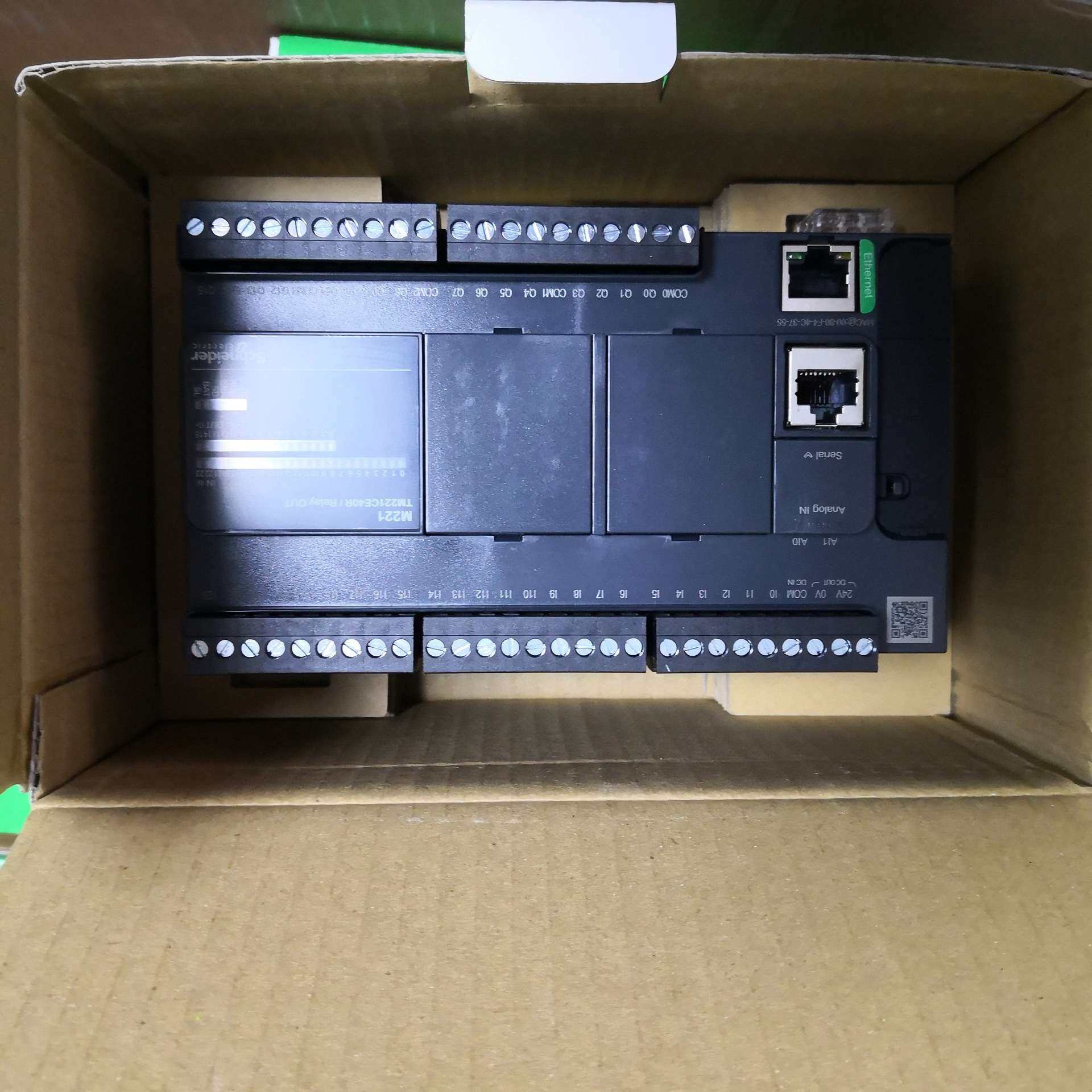 TM221CE40T PLC可编程控制器集成 1个以太网口，40点IO，源型输出