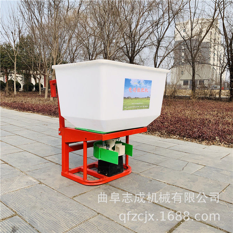 志成拖拉机前置120KG撒肥机