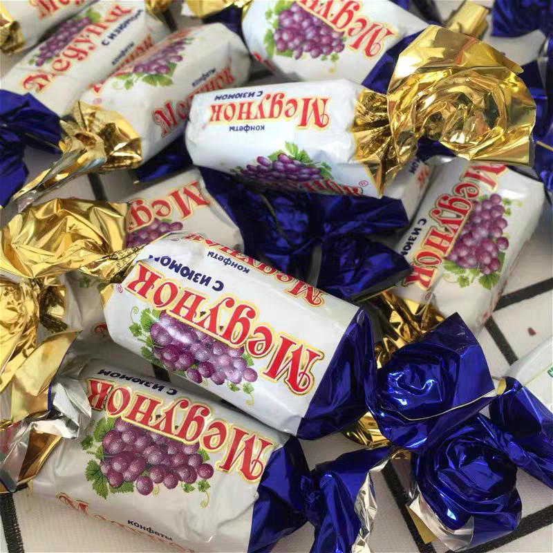 俄罗斯进口slavyanka牌斯拉夫三颗榛子葡萄干巧克力味夹心糖果