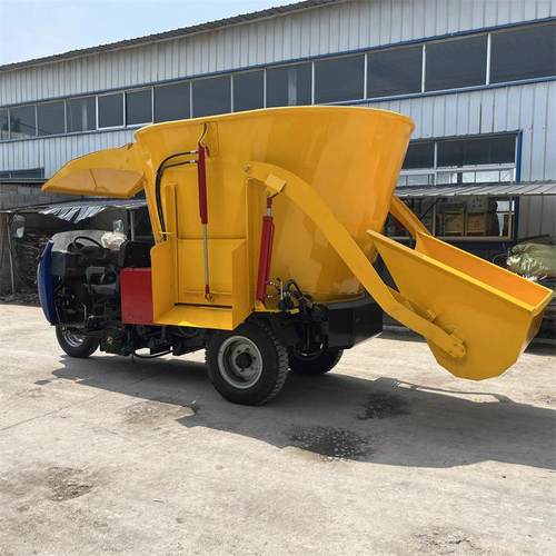 电动饲料小型三轮喂料车绞龙出料均匀投料机牛羊双侧高料槽撒料车