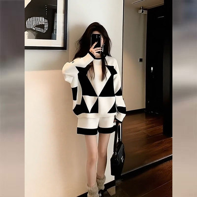 休闲白色针织套装女新款秋冬慵懒风穿搭格纹上衣裤子两件套