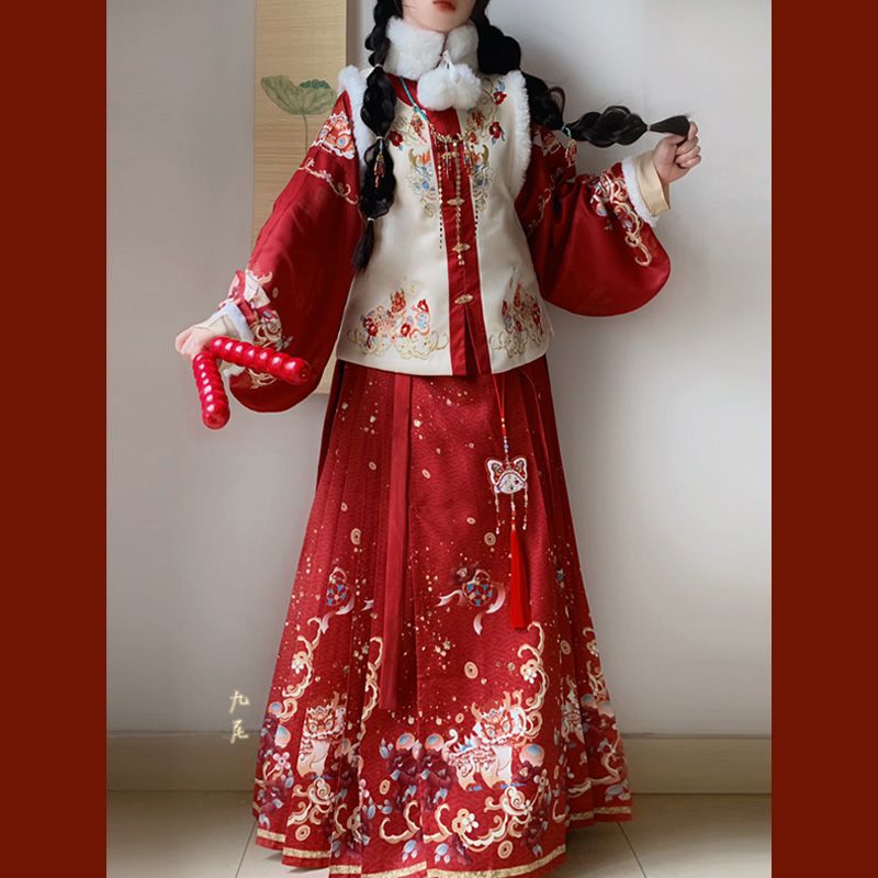 椿屿集原创汉服【新年战袍】女明制圆领加厚比甲刺绣马面拜年套装