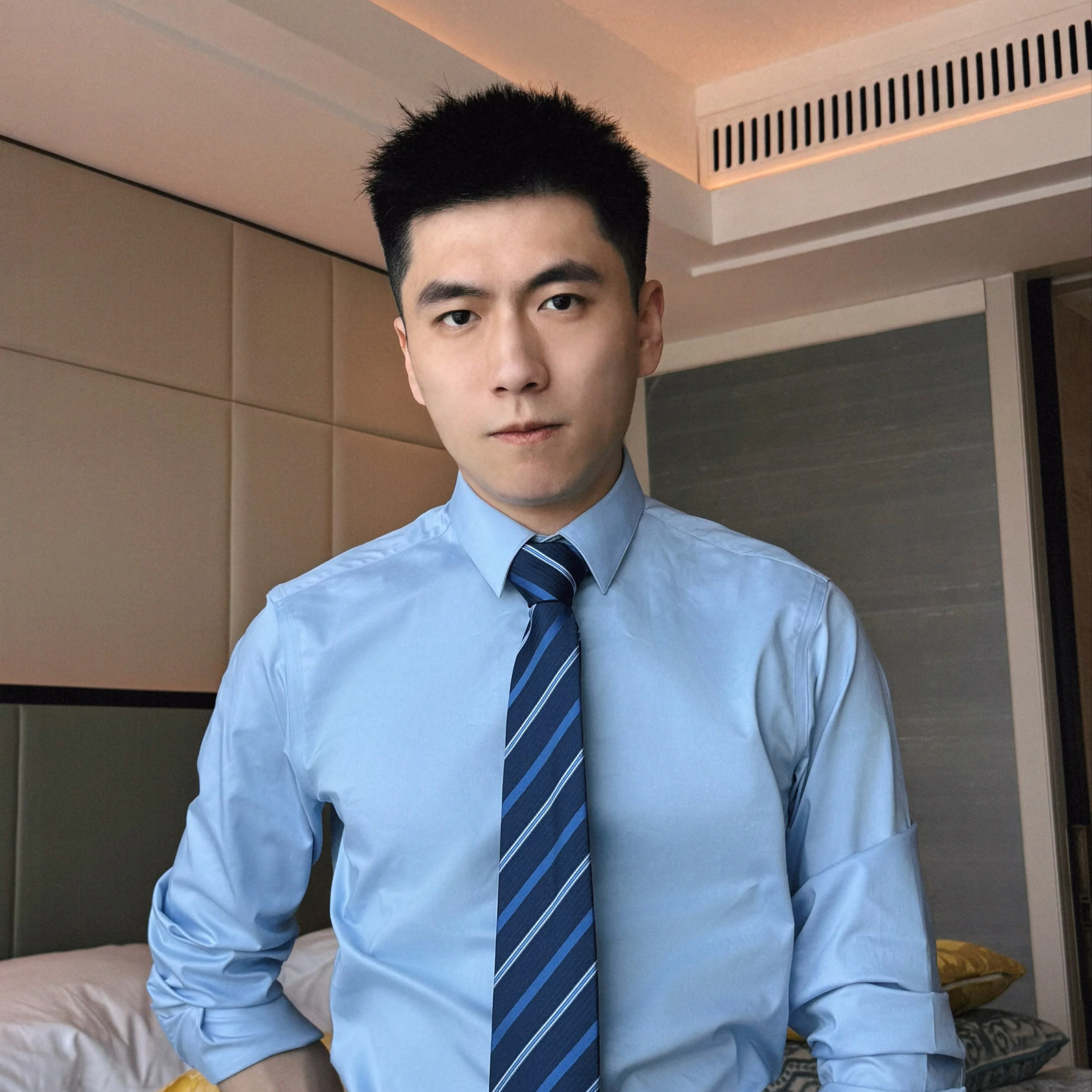 浅蓝色中国男士商务绅装条纹