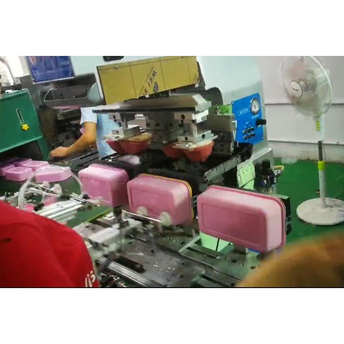 一次性饭盒碗杯子高速机械手全自动印刷气动油盘机餐盒自动移印机,纺织面料/辅料/配套,皮革加工设备,淘宝优惠券,粉丝福利购,淘宝优惠卷