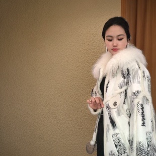 2025新款M字样真皮草外套女短款年轻时尚百搭显瘦獭兔滩羊毛领