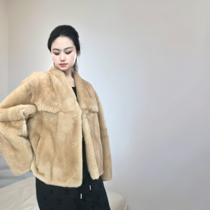 真皮草獭兔毛V领设计师款外套女短款年轻时尚裘皮外套