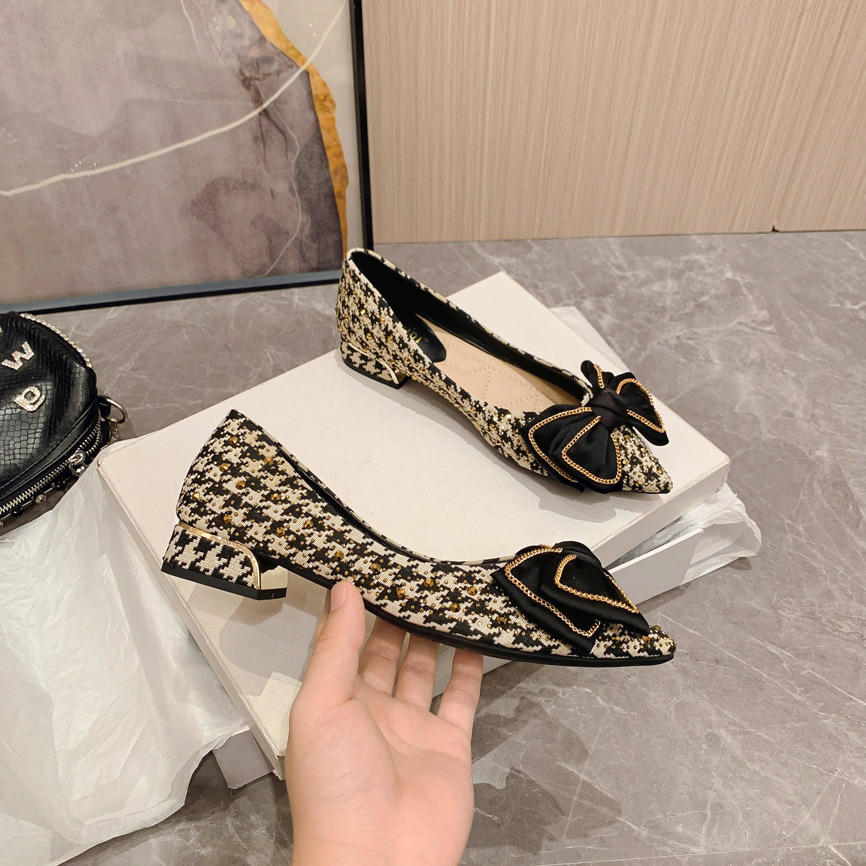 依吉蔓真皮粗跟单鞋女千鸟格春秋新款百搭尖头平底瓢鞋浅口中跟鞋