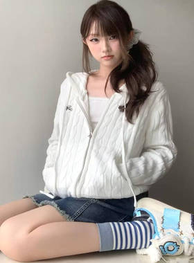 韩系软糯白色麻花毛衣外套女秋季小个子显瘦别致连帽短款开衫上衣