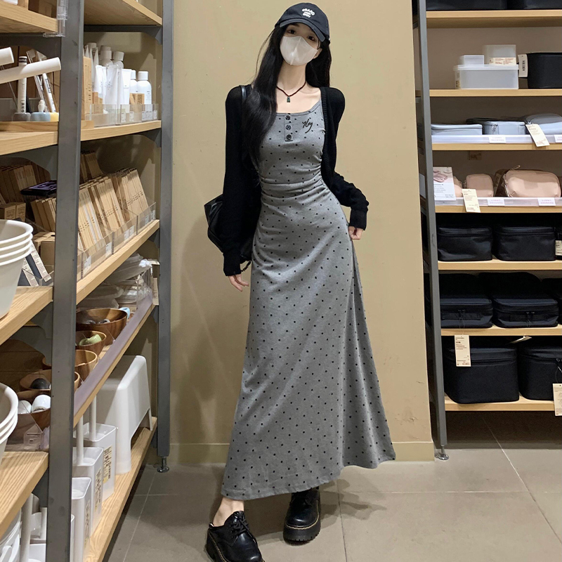 法式灰色波点吊带洋装子女夏季2025新款气质高级感掐腰包臀长裙