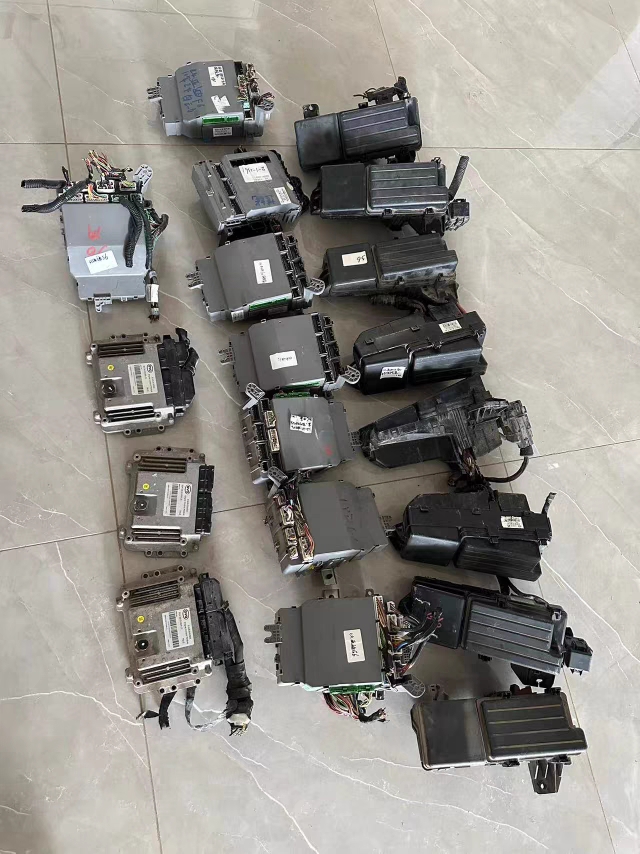 比亚迪速锐F6G6S6S7机舱保险丝盒室内车身电脑板继电器控制模块拆