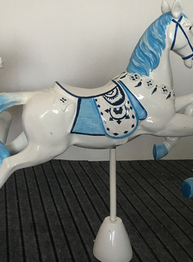 玻璃钢橱窗婚庆小白马道具 仿真奔腾小白马装饰雕塑 厂家制作