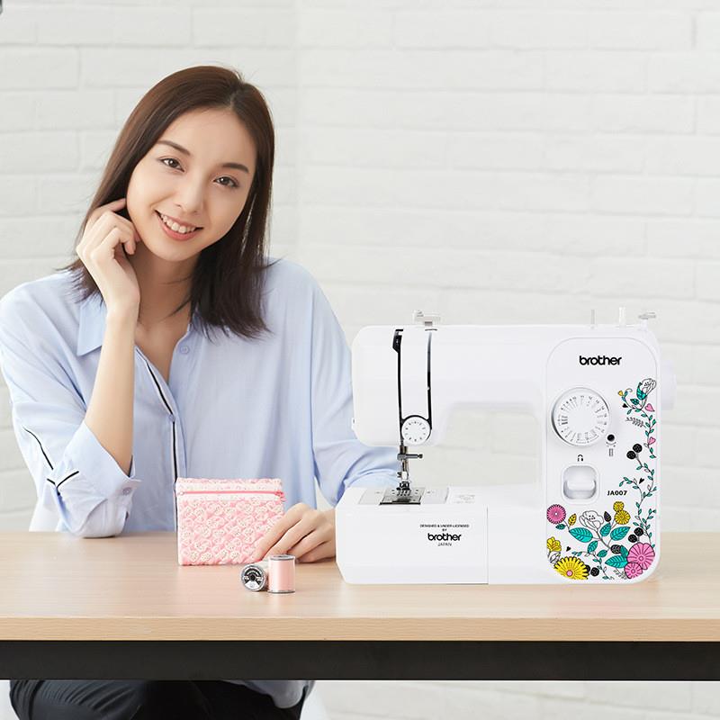 兄弟牌JA007 家用电动缝纫机多功能锁边 小型吃厚衣车