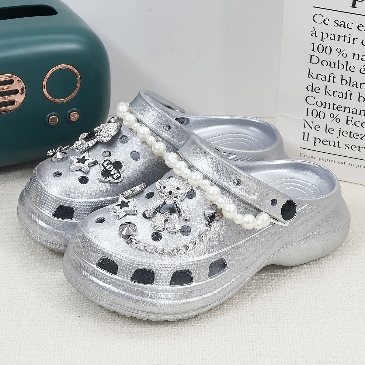 新款珍珠链条彩钻熊洞洞鞋银色时尚百搭女外穿软底增高包头凉拖鞋