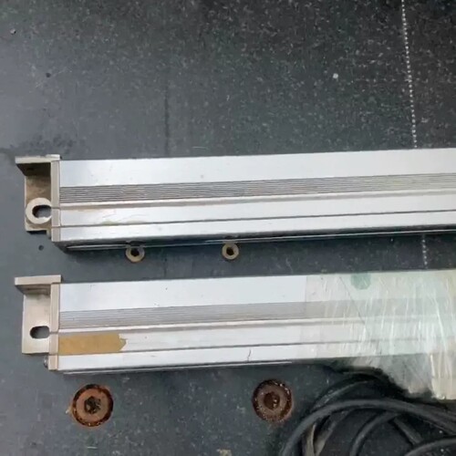 议价拆机海德汉光尺2根，长的那根总长约101厘米，短的约91厘米