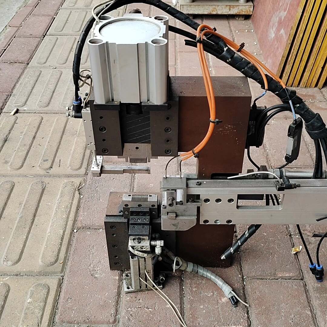 议价拆机的一台自动排线剥皮机，只有机头，主体机身是实心钢板表图片
