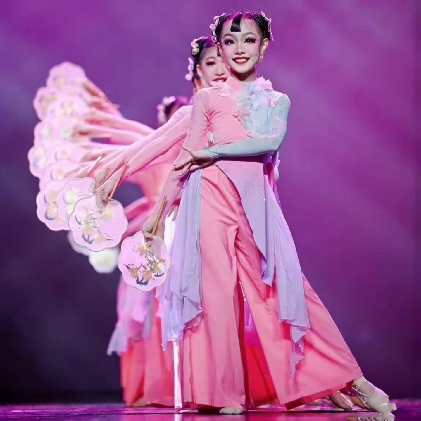 踏浪六一儿童演出服淡妆