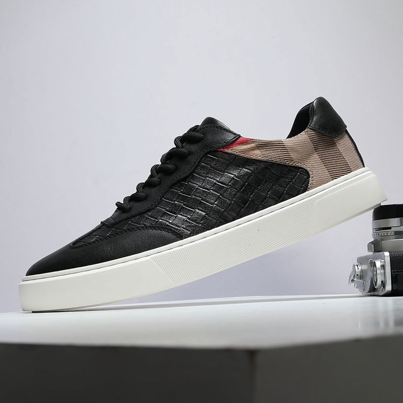 男士板鞋2026春季新款软底轻质真皮透气鞋子男款欧洲站高档休闲鞋