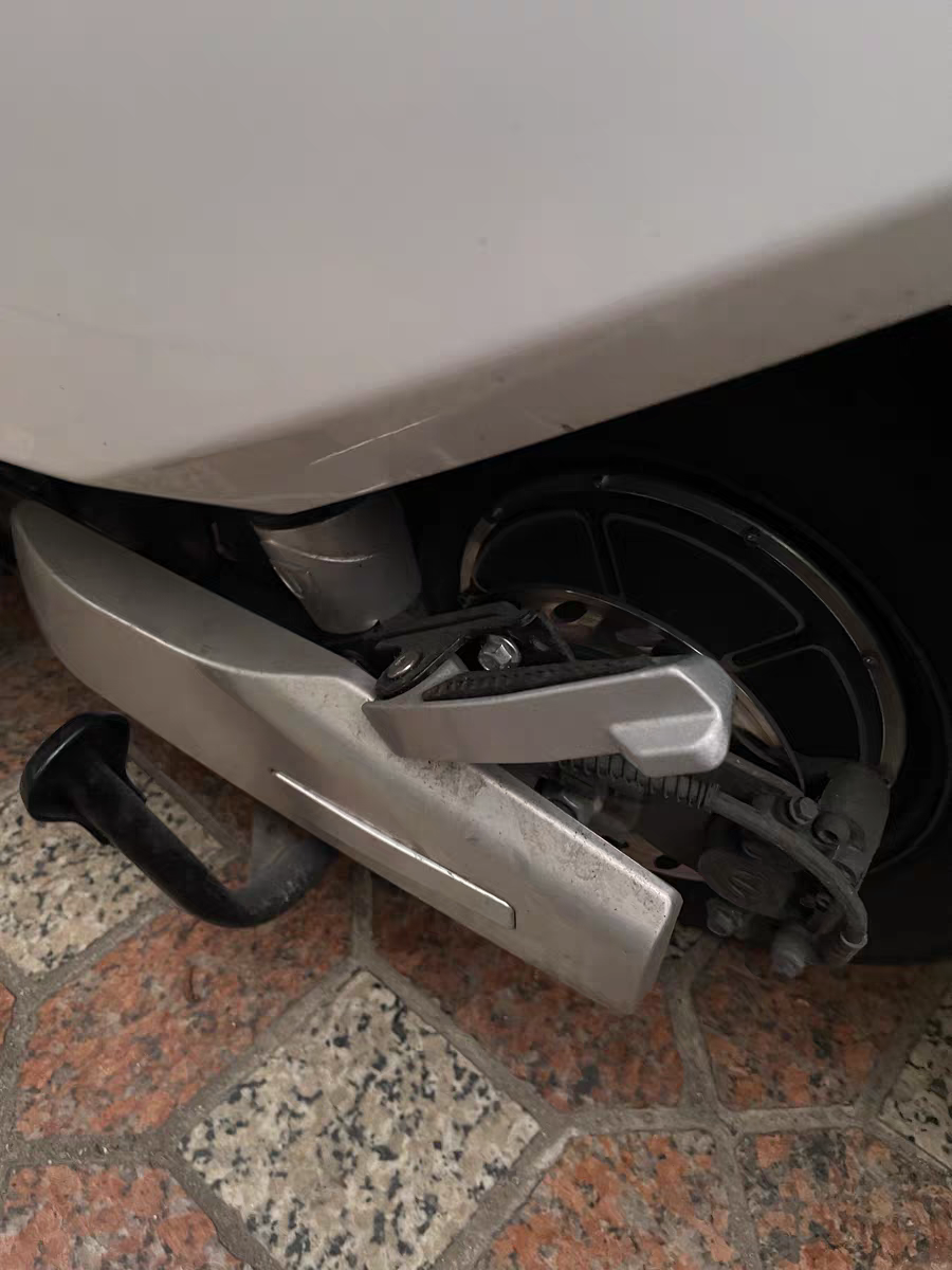 适用雅迪腾龙行侠巨龙改装脚蹬减震扩展踩脚电动车后脚踏折叠配件