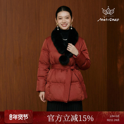 红色收腰羽绒服配黑色狐狸毛领