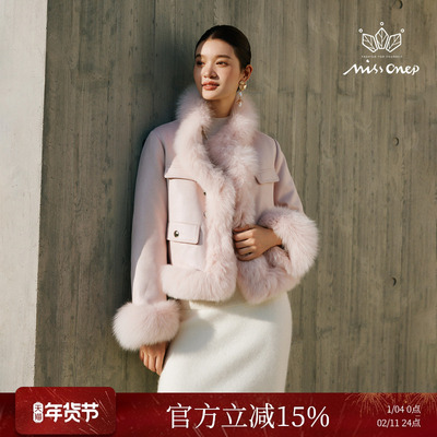 立领毛绒边金扣点缀皮草短外套