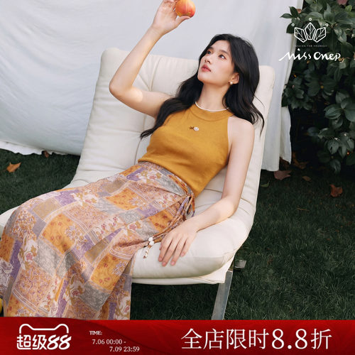 浪漫挂脖背心配印花系带半裙两件