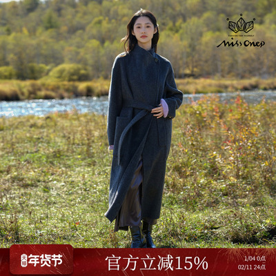 灰色立领长款毛呢外套配腰带