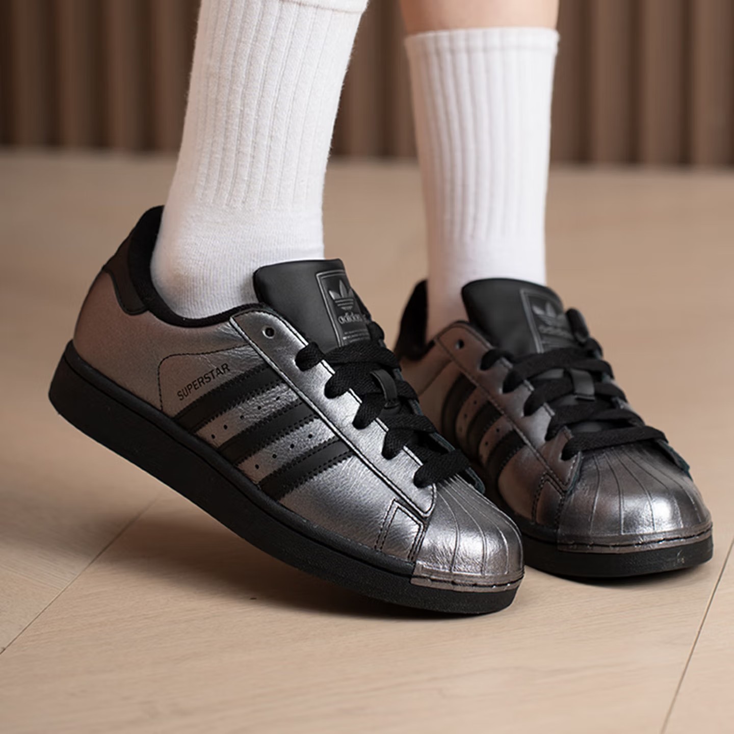 adidas阿迪达斯三叶草中性经典金属色皮面贝壳头板鞋运动鞋IH1598
