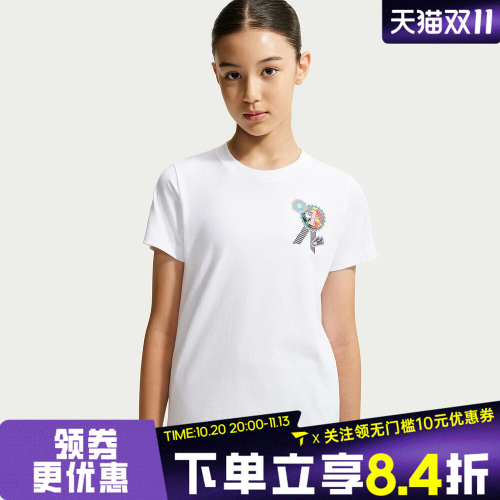NIKE耐克女大童绶带奖章贴饰百搭运动休闲圆领短袖T恤IW1395-100