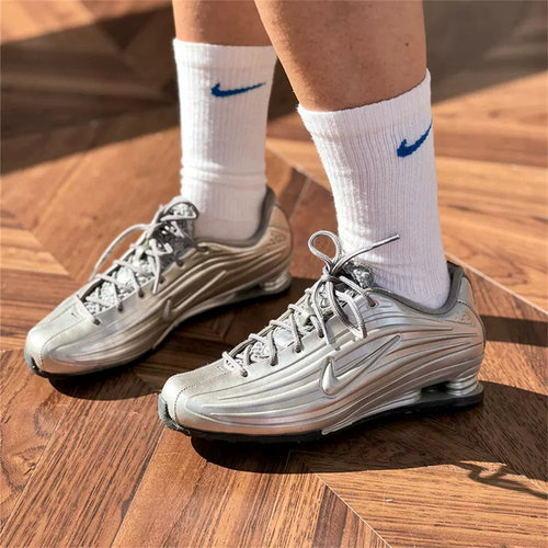 NIKE耐克女子W NIKE SHOX Z银色低帮复古运动休闲鞋IO7843-002