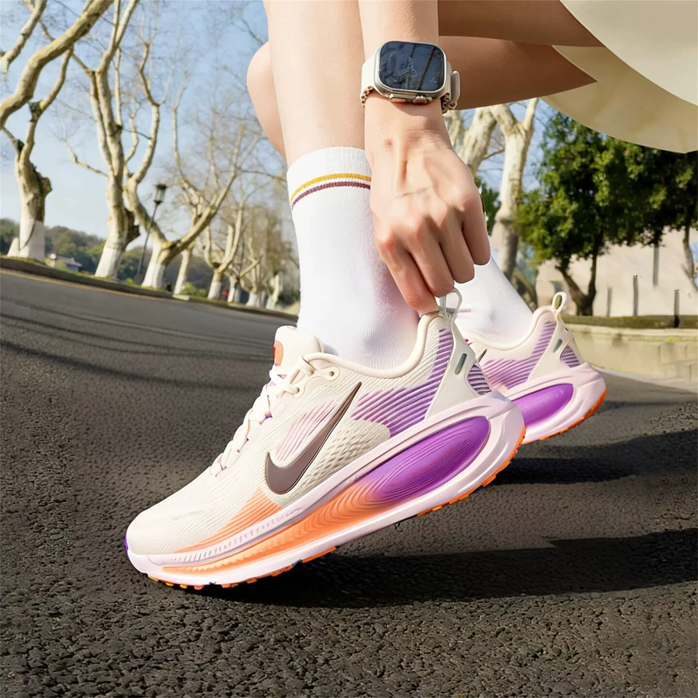 NIKE耐克女子W NIKE VOMERO 18迈柔运动训练厚底跑步鞋HM6804-113