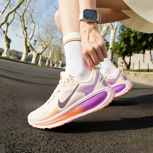NIKE耐克女子W NIKE VOMERO 18迈柔运动训练厚底跑步鞋HM6804-113