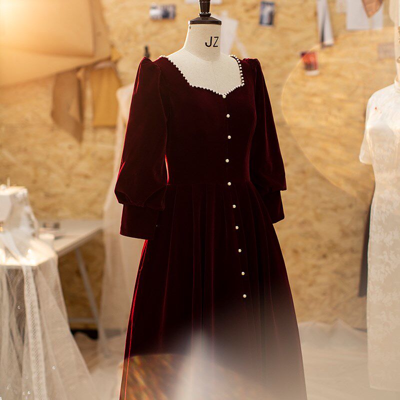2024年d秋冬新款新娘敬酒服长袖方领丝绒礼服酒红色订婚连衣裙公