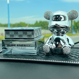 车内香氛创意网红高档汽车香水女生装 日本车载香薰中控台摆件男士