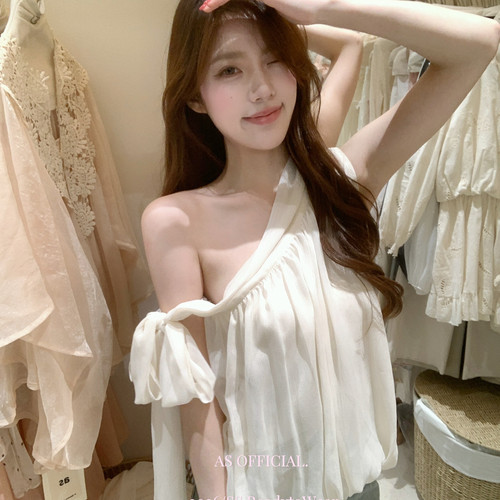 AS OFFICIAL-款墙推有点小美的矜贵感·斜领露肩花苞绑带小衫2681