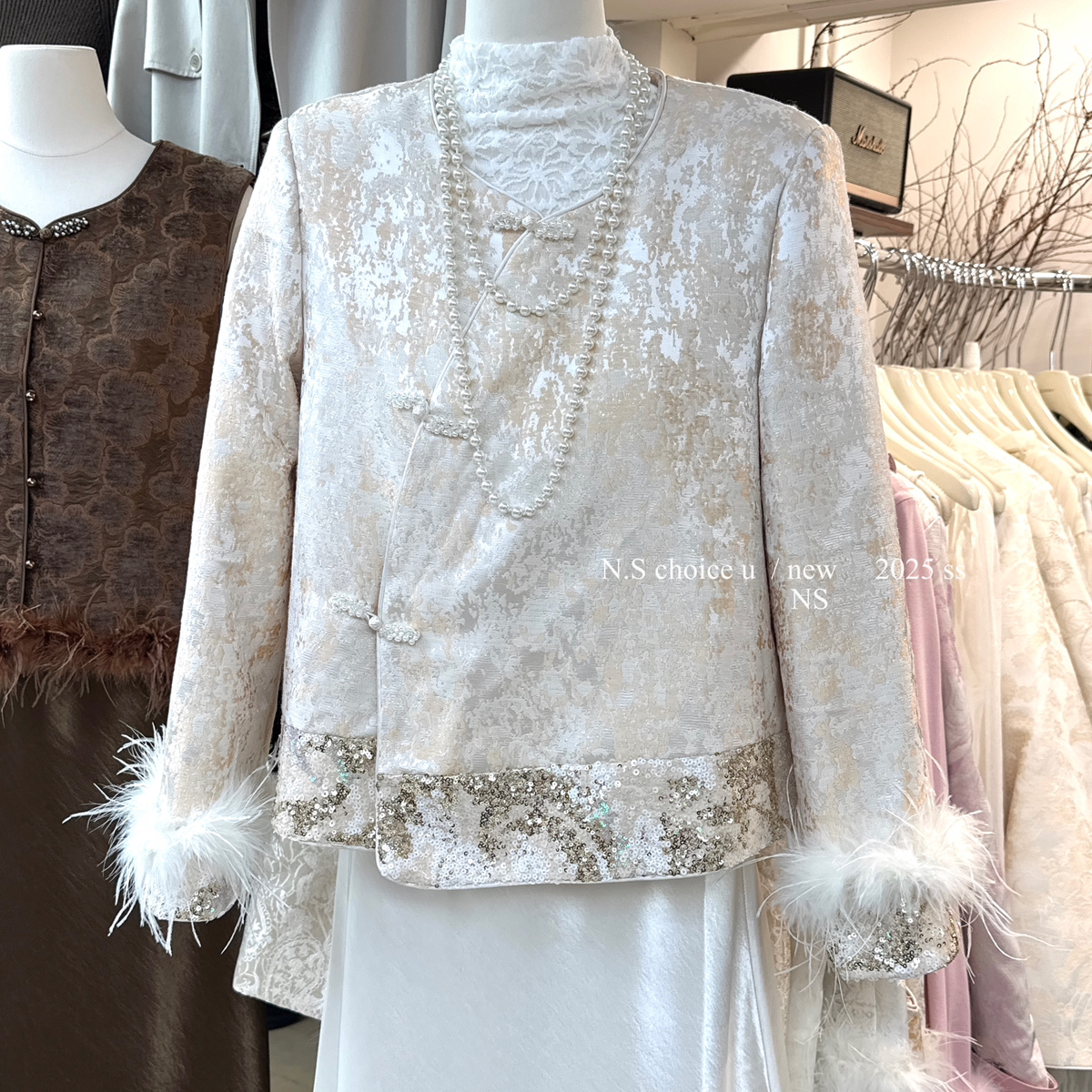 NS CHOICE U-盘扣亮片点缀新中式短外套(配可拆卸毛边)(不含项链)