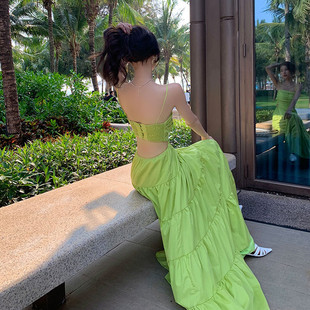 速发三亚旅游穿搭拍照吊带裙女海边度假褶皱大裙摆露背绿色连衣裙