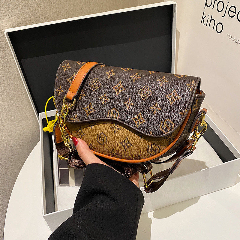 高级感马鞍包包女2025新款时尚宽带斜跨小包印花链条单肩女包,箱包皮具/热销女包/男包,马鞍包,淘宝优惠券,粉丝福利购,淘宝优惠卷